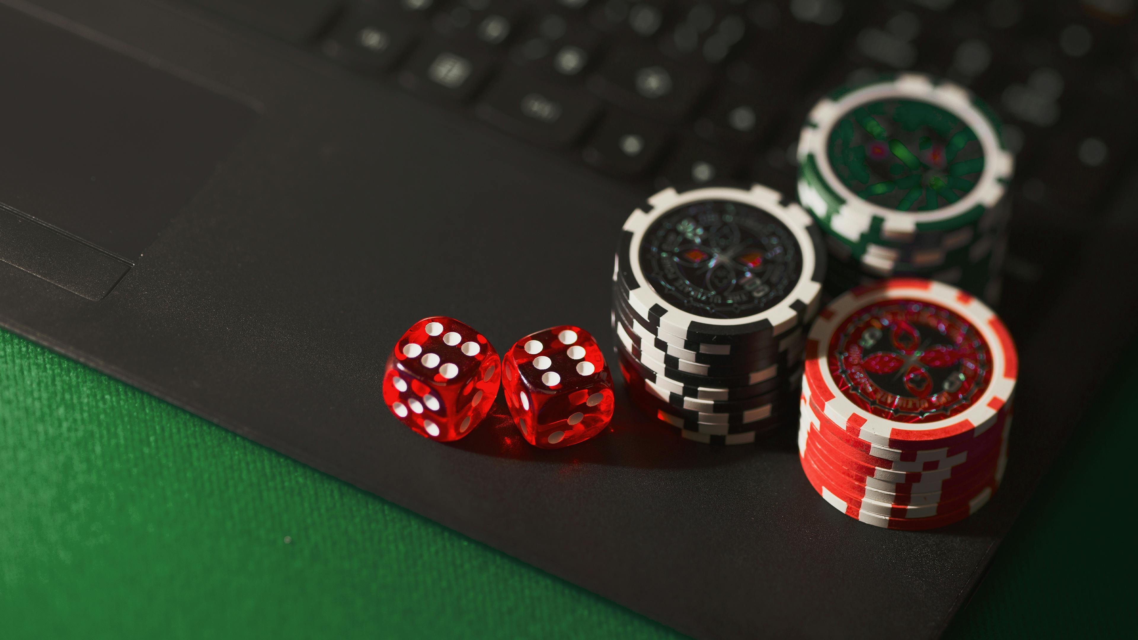 jjj2d အွန်လိုင်း ကတ်ဂိမ်းများ Baccarat Poker ကစားနေသောမြင်ကွင်း